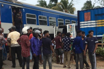 தாண்டிக்குளத்தில் கடுகதி தொடருந்து பாரவூர்தியுடன் மோதி விபத்து: இருவர் படுகாயம் (Photos)