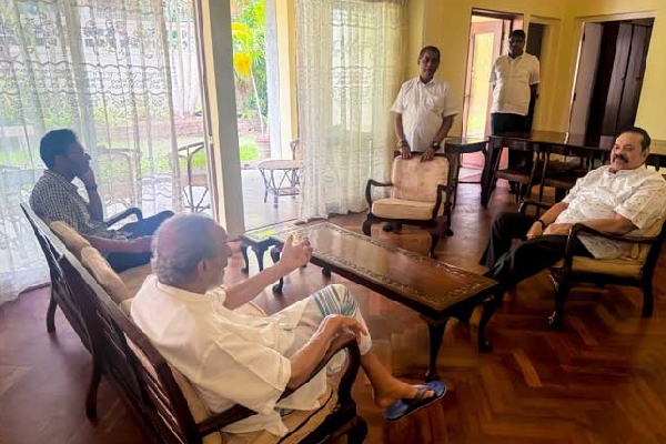 கொழும்பிலிருந்து வெளியேற முன்னர் தனது பழைய நண்பரை நலம் விசாரிக்க சென்ற மகிந்த | A Meeting Between Mahinda And Vasu