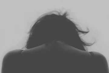 சாலையில் நடந்து சென்ற பெண்ணின் முகத்தை பிளேடால் கிழித்த கொடூரம்!