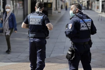 பிரான்சில் கடையை உடைத்து கொள்ளையடிக்கப்பட்ட நகைகள்