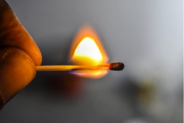 நான்கு வயது சிறுவனின் வாயில் ஆசிரியர் நெருப்பால் சுட்டதாக முறைப்பாடு