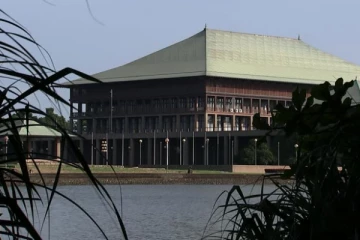 நாடாளுமன்ற அலுவலகத்தில் நுழைந்த பாம்பு; ஊழியர்கள் அச்சம்