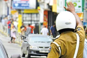 පොලිසියෙන් රියදුරන්ට හා මගීන්ට අනතුරු ඇඟවීමක් - ඉඩ නැතිව තුන්වෙනි මගියෙක්ට ගමන් තහනම්