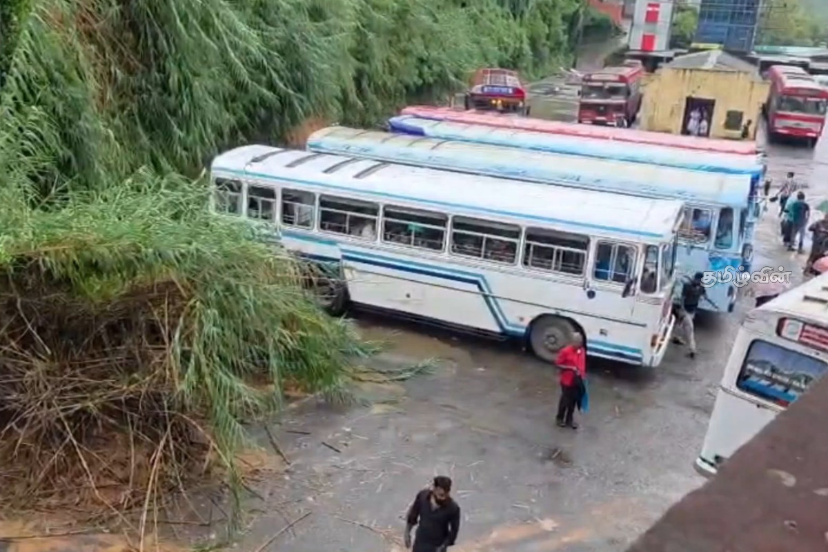 ஹட்டன் தனியார் பேருந்து நிலையத்தில் மண்சரிவு: இரண்டு பேருந்துகள் சேதம் | Landslide At Hatton Bus Stand 2 Buses Damaged ஹட்டன் தனியார் பேருந்து நிலையத்தில் மண்சரிவு: இரண்டு பேருந்துகள் சேதம் | Landslide At Hatton Bus Stand 2 Buses Damaged