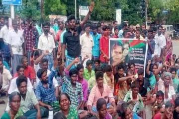 பட்டப்பகலில் இளம்பெண்ணை கழுத்தறுத்த சிறுவன்;உடலை வாங்க மறுப்பு - உறவினர்கள் திடீர் சாலை மறியல்