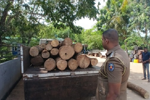 தமிழர் பகுதியொன்றில் அதிரடி காட்டிய பொலிஸார் ; மூவர் கைது | Police Conducted A Raid In A Tamil Area தமிழர் பகுதியொன்றில் அதிரடி காட்டிய பொலிஸார் ; மூவர் கைது | Police Conducted A Raid In A Tamil Area