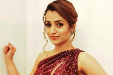 லட்சம் பேர் கூடியிருந்த அரங்கத்தில் நடிகை திரிஷா பிரபல நடிகருடன் செய்த விஷயம்.. பதறிப்போன ஜெயம் ரவி, கார்த்தி