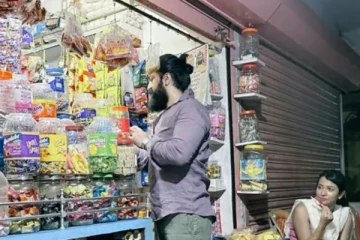 மனைவிக்கு பெட்டிக்கடையில் குச்சிமிட்டாய் வாங்கி கொடுத்த நடிகர் யாஷ்- வைரல் புகைப்படம்