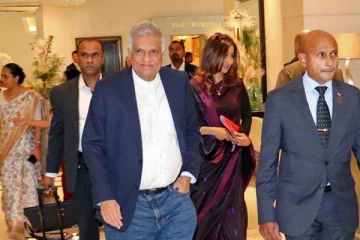 වැඩබලන වගකීම රාජ්‍ය අමාත්‍යවරුන්ට පවරා ජනපති ලන්ඩන් යයි.