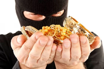 யாழில் நீதிமன்ற உத்தியோகத்தர் வீட்டில் களவுபோன நகைகள்