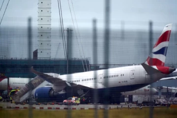 லண்டன் - ஹீத்ரோ விமான நிலையத்தில் விபத்துக்குள்ளான விமானம்!