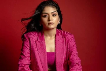 விருதுவிழாவுக்கு இப்படியா வர்றது!! சங்கர் மகள் நடிகை அதிதியின் நியூ கிளாமர் லுக்..