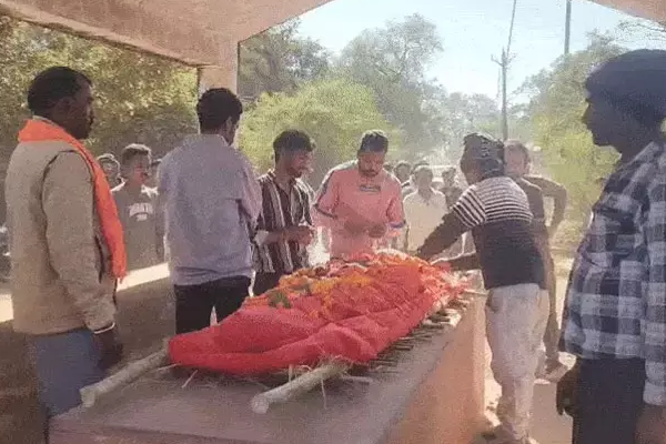 மகள் காதல் திருமணம் செய்ததால் இறுதிச்சடங்கு செய்த தந்தை; திட்டித்தீர்க்கும் நெட்டிசன்கள்! | Father Funeral Rites His Daughter Love Marriage