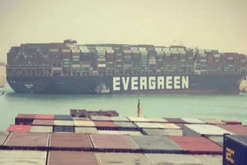 சூயஸ் கால்வாயில் சிக்கிக் கொண்ட பிரம்மாண்ட கப்பல்! உலக வர்த்தகம் முடங்கும் அபாயம்