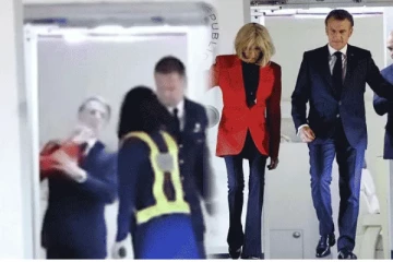 பிரான்ஸ் ஜனாதிபதி மெக்ரோன் கன்னத்தில் அறைந்த மனைவி!