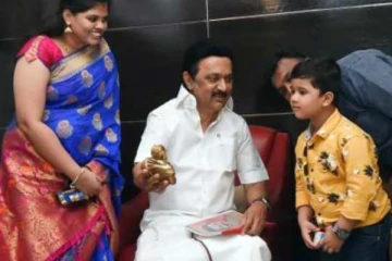 கையில் பெரியார் சிலை.. முதல்வர் கூறுவதை க்யூட்டாக கேட்கும் 5வயது சிறுவன் கொடுத்த இன்ப அதிர்ச்சி