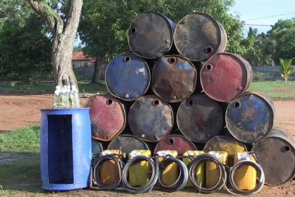 கிளிநொச்சியில் பாரிய கசிப்பு உற்பத்தி நிலையத்தை முற்றுகையிட்ட அதிரடிப்படையினர்! | Massive Chewing Gum Plant In Kilinochchi