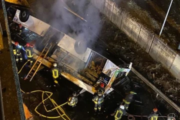 இத்தாலியில் ரயில் பாதையில் விழுந்து நொறுங்கிய பேருந்து: விபத்தில் 21 பேருக்கு நேர்ந்த சோகம்