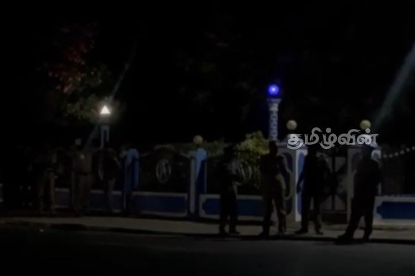 மன்னாரில் பதற்றம்! கலகமடக்கம் பொலிஸாரின் பாதுகாப்புடன் எடுத்து செல்லப்படும் பொருட்கள்.. | Materials For Construction Of A Wind Turbine Tower