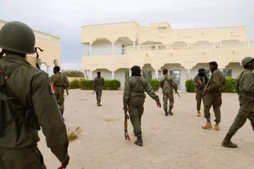 மாலியில் அல்கொய்தா அமைப்புடன் தொடர்புடைய போராட்டக்குழுவினர் தாக்குதல்