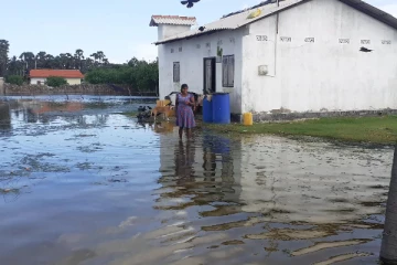 புங்குடுதீவில் வெள்ளத்தால் பாதிக்கப்பட்ட மக்கள் (Photos)