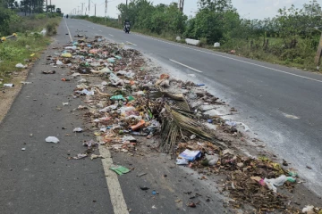 வீதிகளை குப்பையாக்கும் யாழ் மாநகர சபை வாகனம்; மக்கள் விசனம்