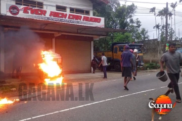 මහපාරේ යමින් ඉද්දීම ත්‍රීරෝධ රථයක් ගිනි අරන් විනාසයි