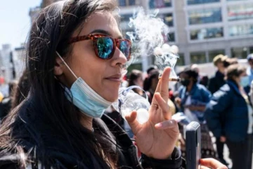 தடுப்பூசி போட்டால் கஞ்சா இலவசம்! பிரபல நாட்டில் அதிரடி அறிவிப்பு