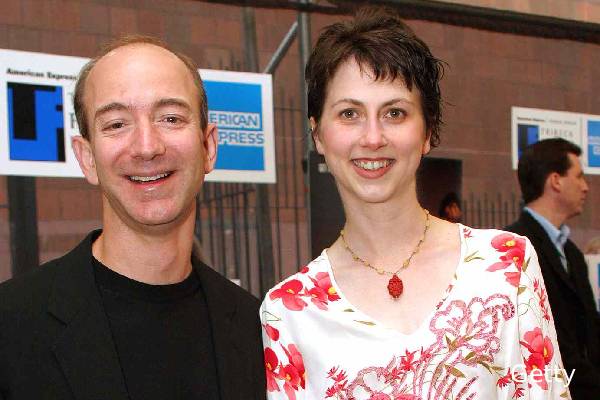 ஒரே ஆண்டில் 7.2 பில்லியன் டொலர் நன்கொடை வழங்கிய பெண் - யார் தெரியுமா? | Who Is Mackenzie Scott Donated 7 2 Billion In 2025