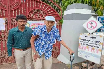 திருகோணமலையில் 106 வயது முதியவர் வாக்களிப்பு