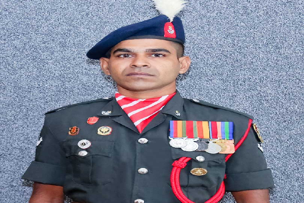 தவறிவிழுந்த சாரதியால் தறிகெட்டு ஓடிய பேருந்து; பயணிகள் உயிரை காத்த இராணுவ வீரருக்கு பாராட்டு | The Bus Ran Aground Due To The Errant Driver