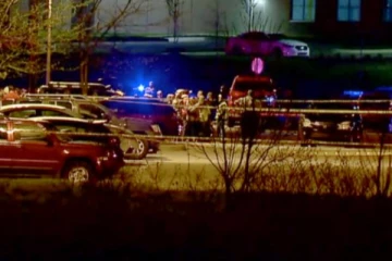 அமெரிக்கா சர்வதேச விமான நிலையத்திற்கு அருகே துப்பாக்கி சூடு; பலர் உயிரிழப்பு