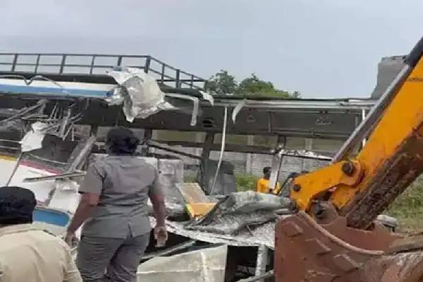 அரசு பேருந்து - லாரி மோதி கோர விபத்து; 17 பேர் பலி | Govt Bus Collides With Lorry In Telangana 17 Died அரசு பேருந்து - லாரி மோதி கோர விபத்து; 17 பேர் பலி | Govt Bus Collides With Lorry In Telangana 17 Died