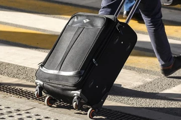 தெருவில் கிடந்த மர்ம சூட்கேஸ்...திறந்து பார்த்த போது காத்திருந்த பேரதிர்ச்சி - சிசிடிவி சிக்கிய ஆதாரம்