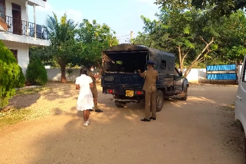 யாழில் பெற்றோரின் சித்திரவதையினால் பொலிஸ் நிலையத்தில் தஞ்சமடைந்த பாடசாலை மாணவி (VIDEO)