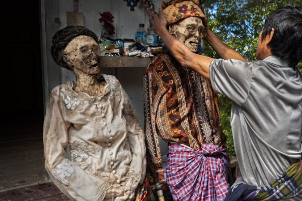 இறந்தவர்களை சூப் வைத்து சாப்பிடும் வினோத மக்கள்! | Strange People Who Eat The Dead With Soup
