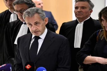 பிரான்ஸ் முன்னாள் ஜனாதிபதி சிறையிலடைப்பு