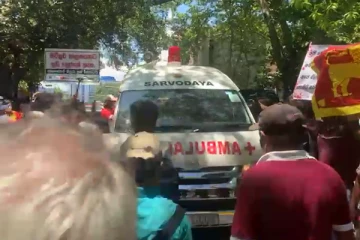 அம்பியூலன்ஸ் வண்டிக்கு இடம் கொடாத பொலிஸார்!  ஆத்திரமடைந்த பொது மக்கள் (Video)