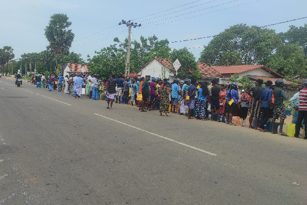 முல்லைத்தீவில் மண்ணெண்ணெய் விநியோகம்(Photo) | Distribution Of Kerosene In Mullaitivu