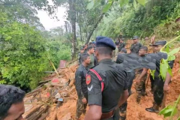 மண்ணுக்குள் புதைந்த சோதனைச் சாவடி; சிக்குண்ட இராணுவ வீரர்கள் உயிருடன் மீட்பு