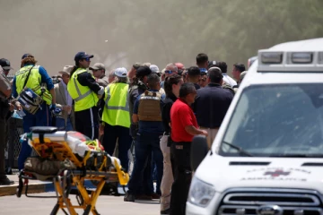 පාසලක බිහිසුණු වෙඩි තැබීමක්..21ක් මරුට..(PHOTOS)