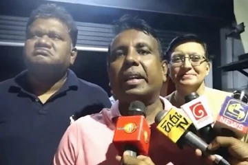 භාණ්ඩාගාරයේ ඩොලර් මිලියන 2.5 ඕස්ට්‍රේලියාවේ සිට හොරකම් කළේ ආණ්ඩුවේ ඒජන්තවරයෙක්.. රටම හෙව්ව කොල්ලය ගැන ආන්දෝලනාත්මක ප්‍රකාශයක් [VIDEO]
