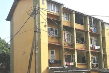 මහල් නිවාස සංකීර්ණයක ගින්නක්.