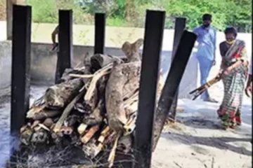 எரிந்து கொண்டிருந்த தந்தையின் சடலம்! தீயில் குதித்த திருமணமாகாத 33 வயது மகளால் பரபரப்பு