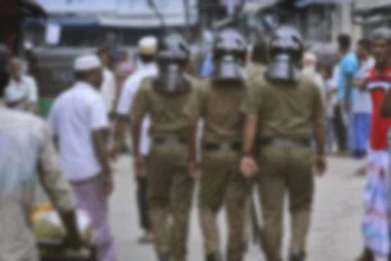 கைதியை தாக்கிய ஐவர் பணி நீக்கம்