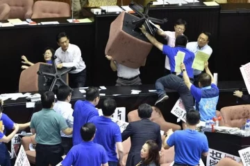 தாய்வான் நாடாளுமன்றத்தில் அடிதடியால் பரபரப்பு