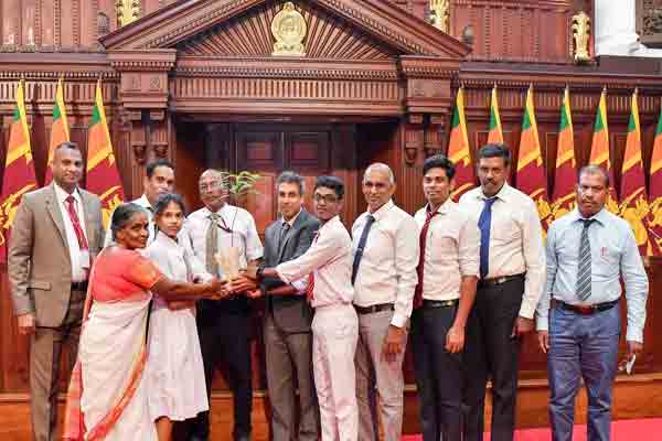 நாடாளுமன்றத்தில் யாழ்ப்பாண பாடசாலை மாணவர்கள்! | Jaffna School Students Visit Parliament