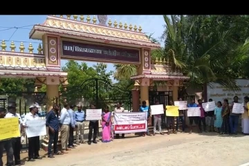 வேற்று மதத்தவர் வேண்டாம்; வீதிக்கு இறங்கிய யாழ்.வேலணை மத்திய கல்லூரி பழைய மாணவர்கள்