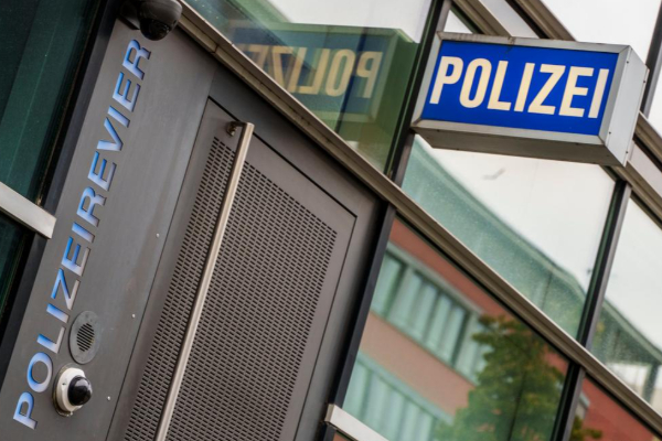 ஜேர்மனியில் 17 பொலிசார் வீடுகளில் அதிகாரிகள் ரெய்டு | Investigators Rain In Frankfurt Police Homes