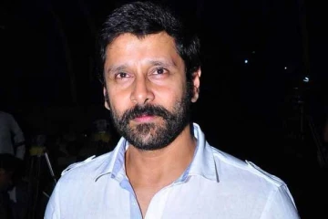 கொரோனா பாதிப்பில் இருந்து குணமடைந்த நடிகர் விக்ரம்- நோய் தொற்றிற்கு பிறகு எப்படி உள்ளார் பாருங்க